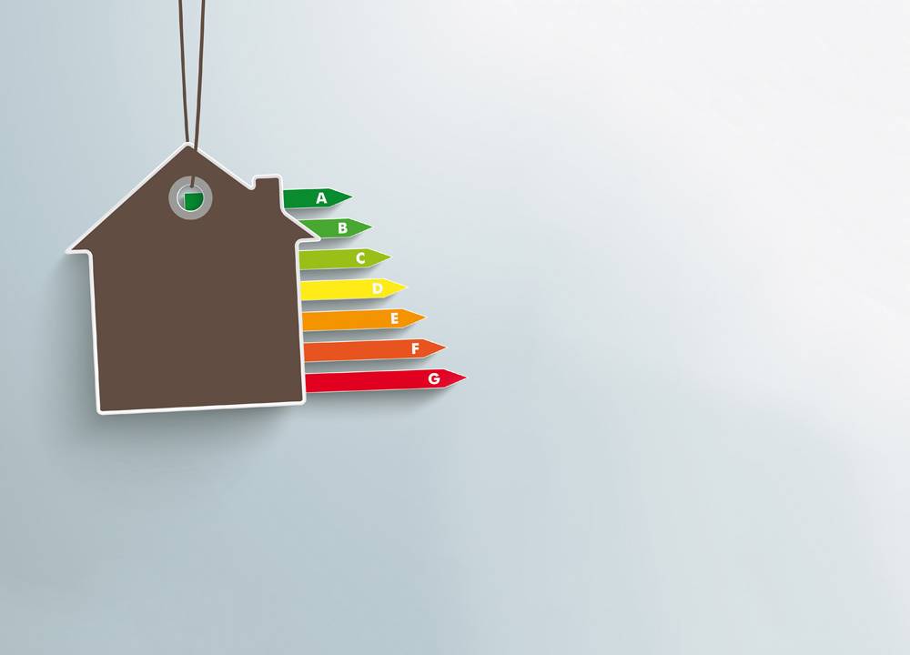 arte de silhueta de casa com setas que se assemelham à daquela etiqueta de consumo de energia de um aparelho eletrônico saíndo dela
