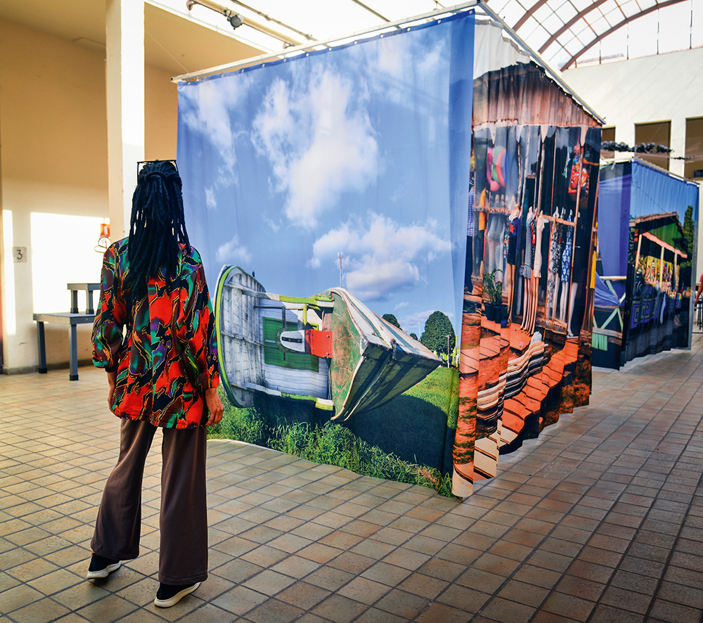 Exposição traz cenas do cotidiano indígena impressas em tecido