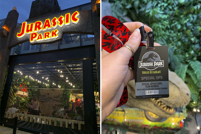 Duas imagens verticais unidas por linha fina branca. À esquerda a fachada do Jurassic Park Burger Restaurant com letreiro iluminado. À direita, mão segurando crachá do Jurassic Park.