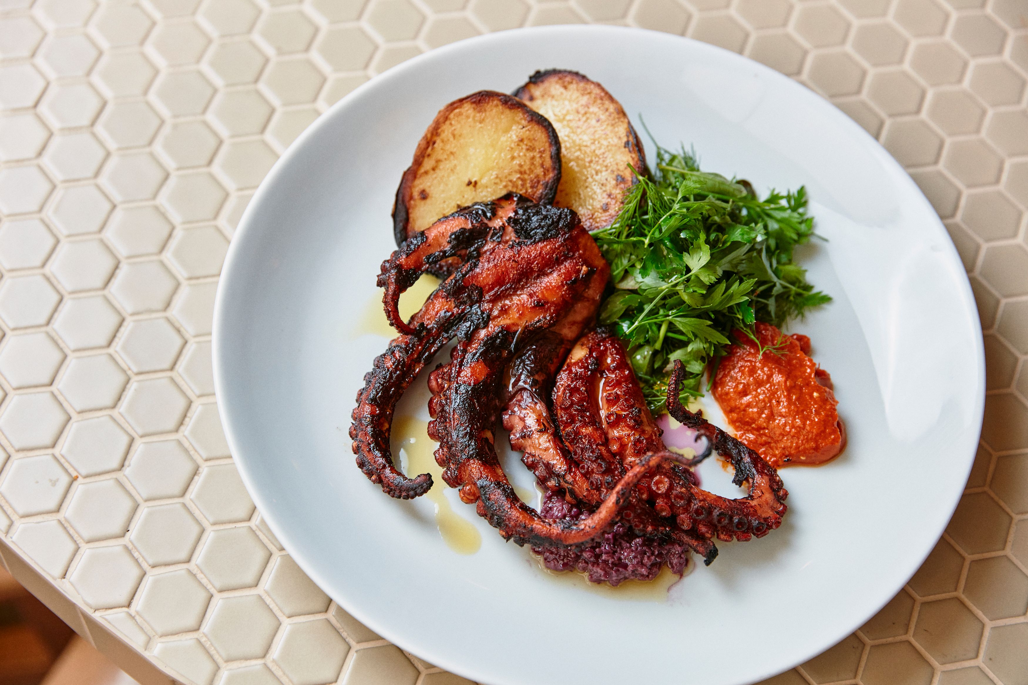 Fattoria: do jantar, o polvo grelhado vem com batata, harissa e salada de ervas