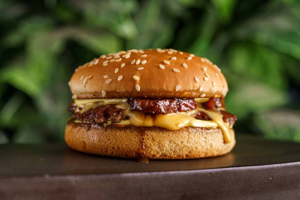 Chesse bacon: assinado por Fábio Moon, do Fat Cow, ele é uma opção de hambúrguer daqueles mais fininhos Chesse bacon: assinado por Fábio Moon, do Fat Cow, ele é uma opção de hambúrguer daqueles mais fininhos