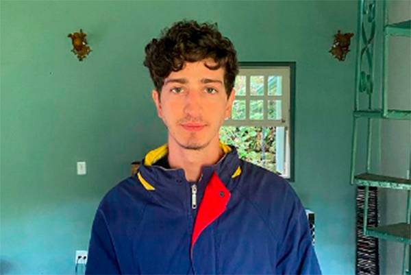 Johnny Massaro revela em fotos namorado, um velho amigo