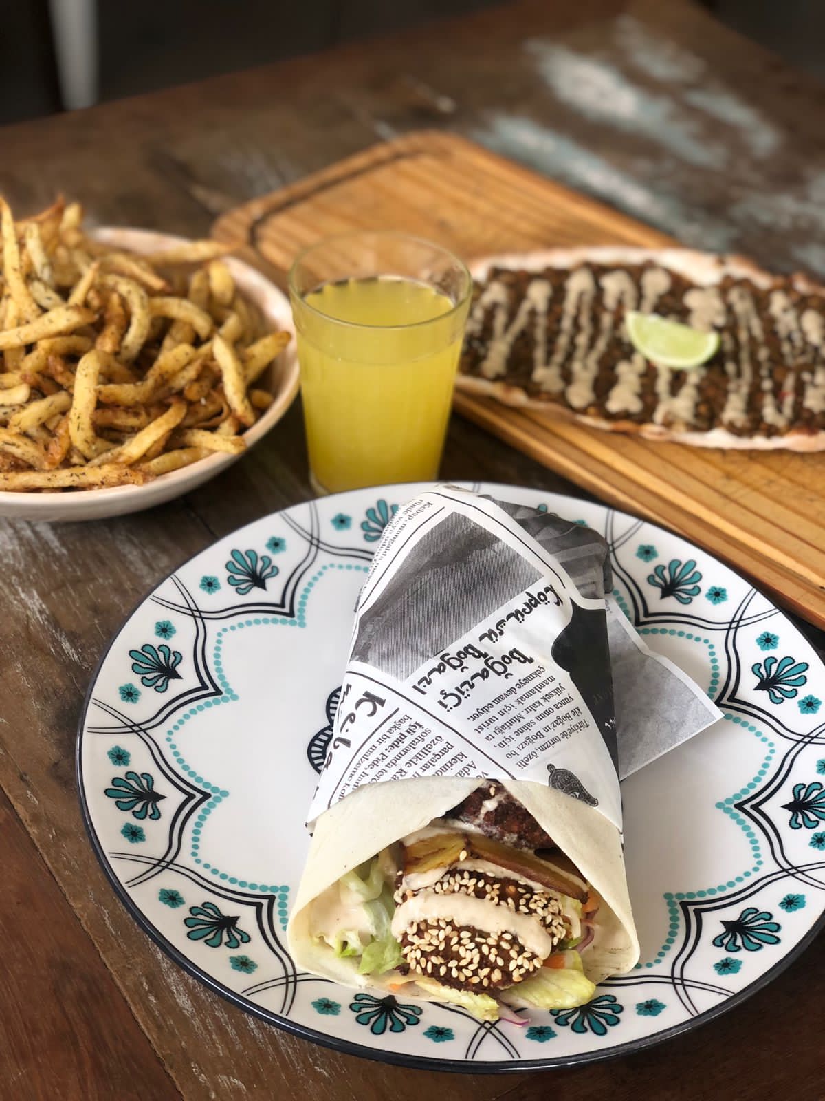 Kebab Salonu: os kits incluem pedidas &aacute;rabes como o p&atilde;o folha com fal&aacute;fel. A partir de R$ 60,00