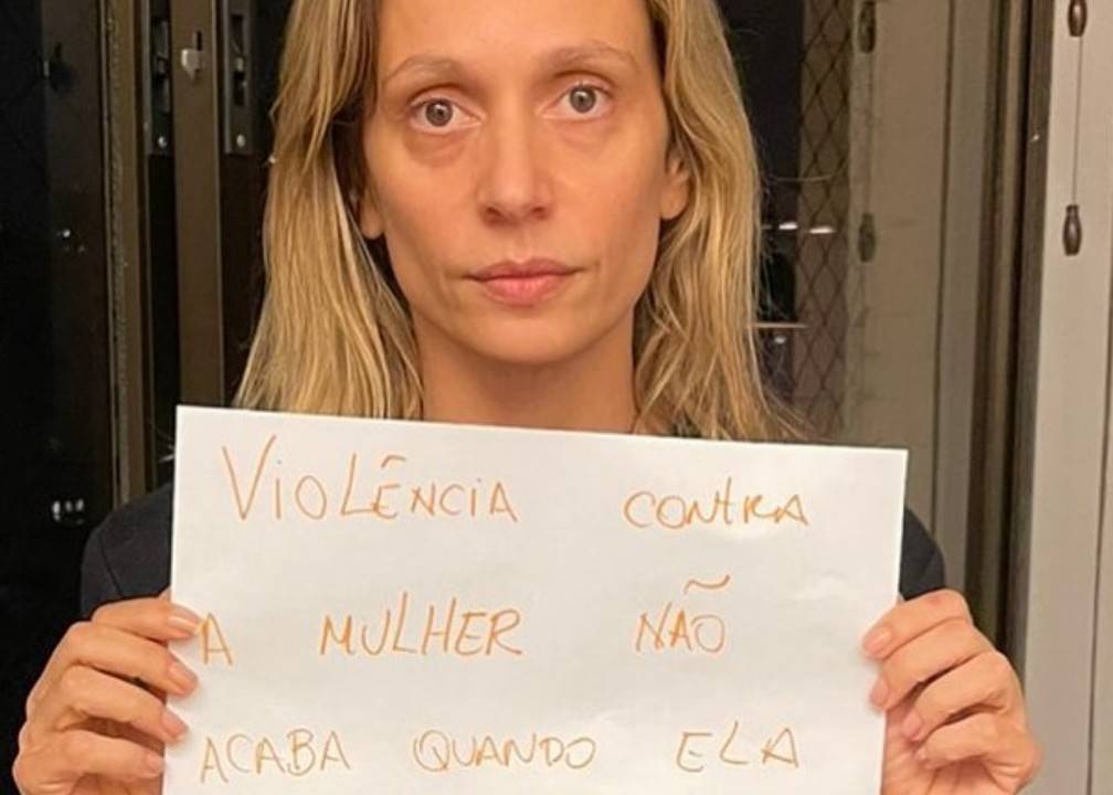 A imagem mostra Luisa Mell segurando um cartaz com os dizeres: "Violência contra a mulher não acaba quando ela sai de casa"