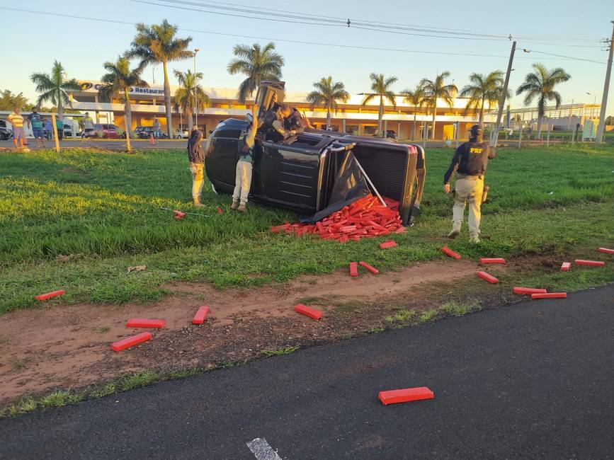 Caminhonete capota e derruba quase 1 tonelada de maconha em rodovia