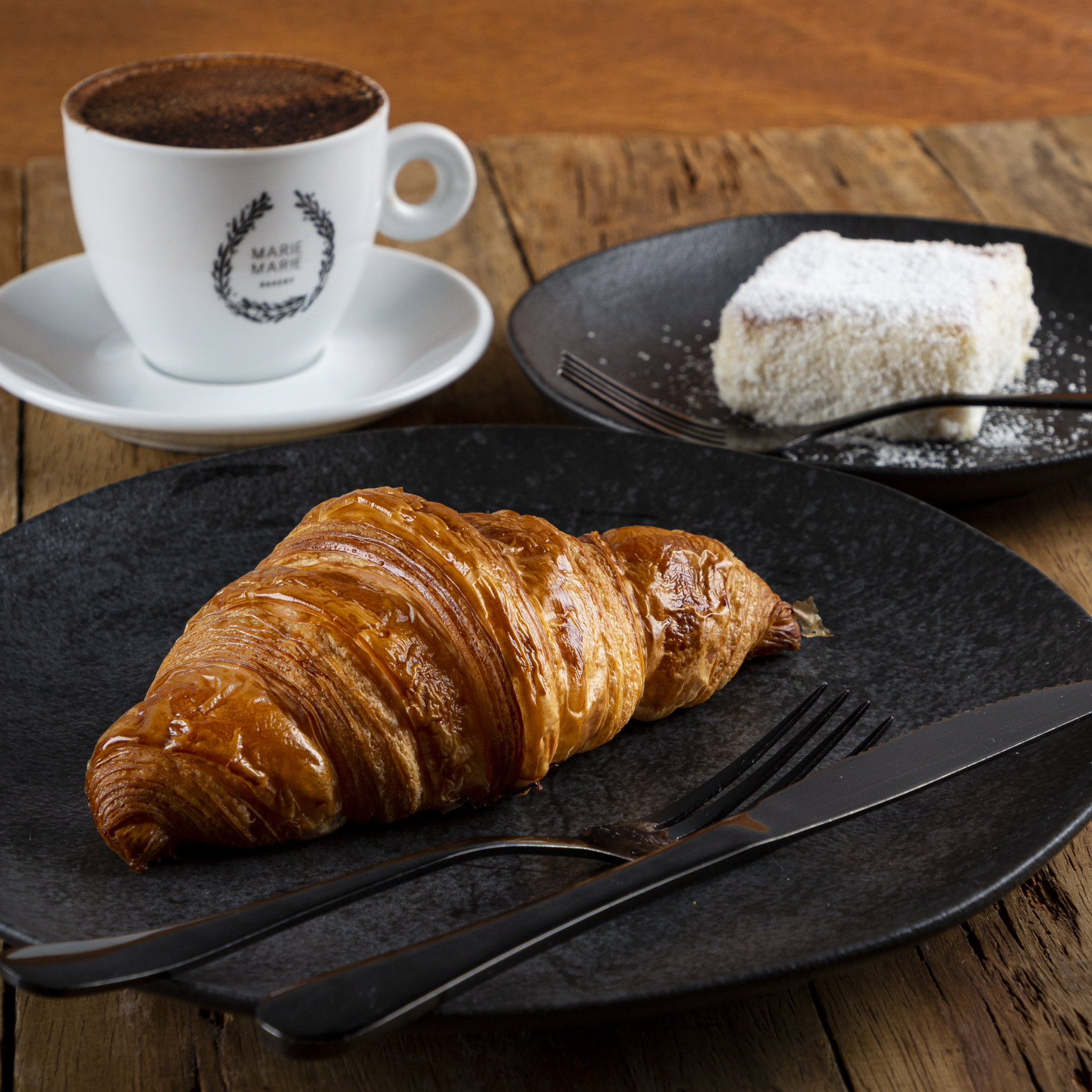 Marie Marie Bakery: a dupla de croissant e bebida (suco ou cappuccino) d&aacute; direto a um minibolo. Custa R$ 23,00