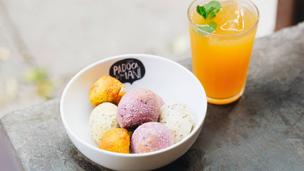 Pão de queijo vegano e chá de maracujá e maçã verde