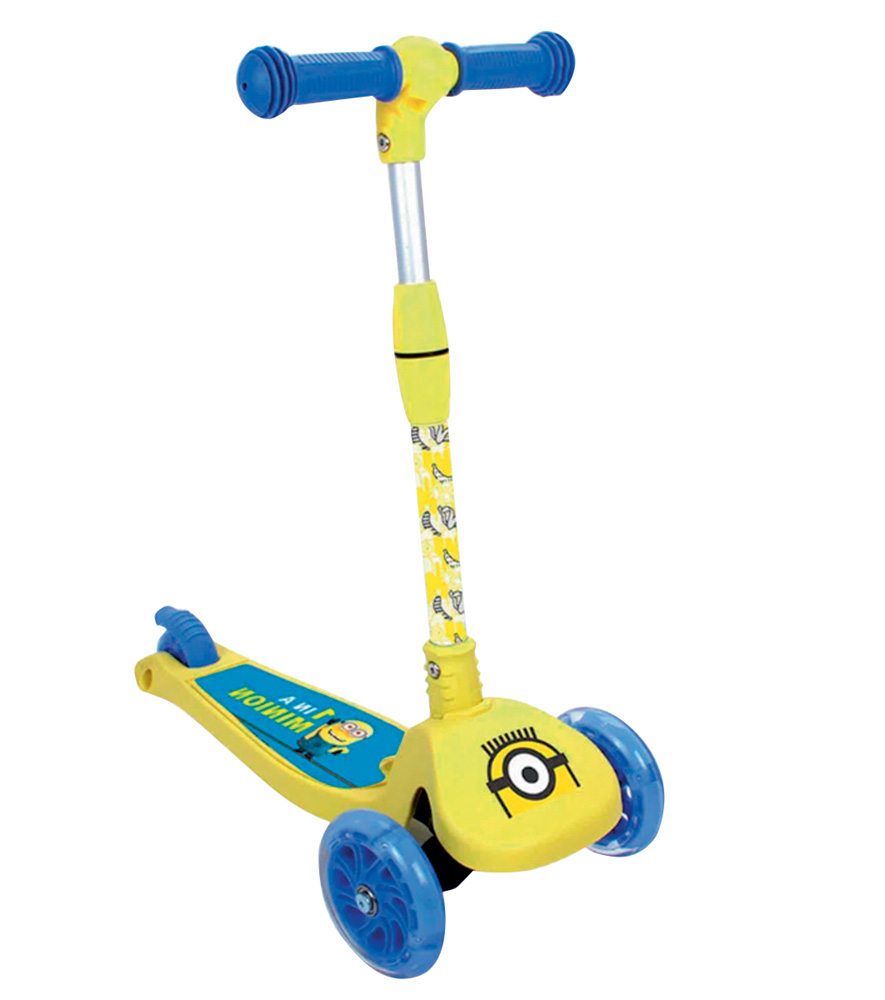 Um patinete amarelo e azul com ilustra&ccedil;&otilde;es dos personagens Minions