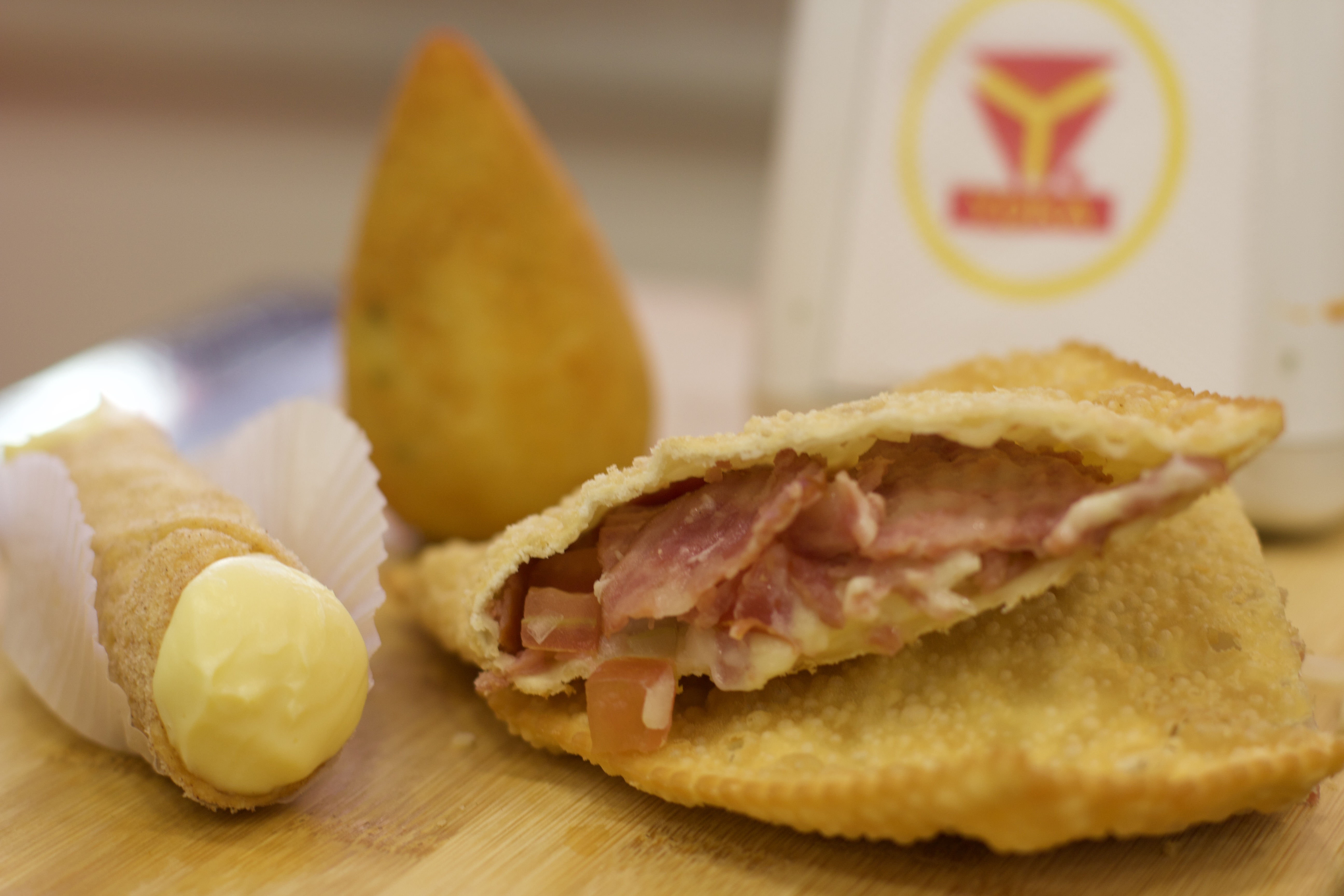 Yoka: um dos combos leva pastel de calabresa, mu&ccedil;arela e tomate, coxinha e pastenoli por R$ 25,00