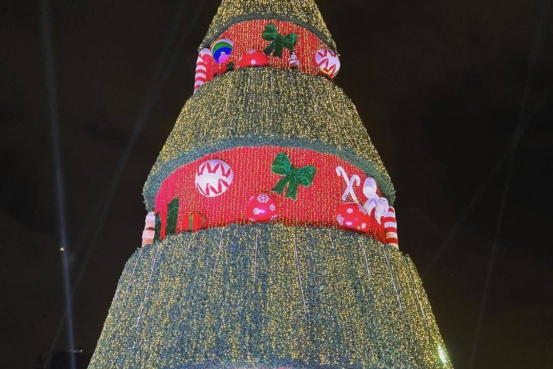 Nova árvore de Natal em São Paulo: faixas em vermelho, enfeites e lâmpadas brilhantes da cor amarela