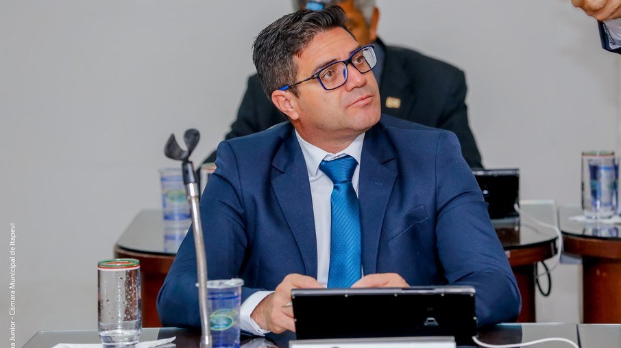 A imagem mostra o vereador Denis Lucas durante sessão na Câmara Municipal