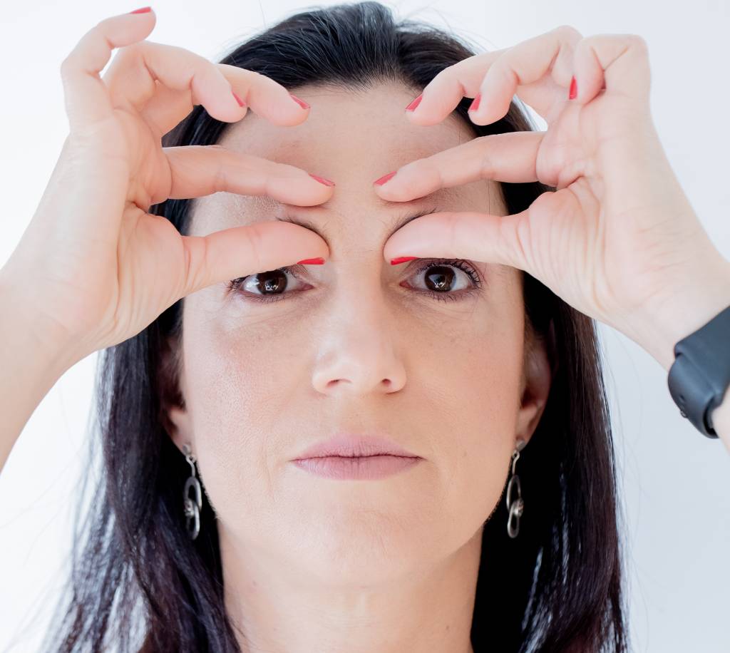 Ioga facial atrai princesas e famosos com promessa de efeito rejuvenescedor
