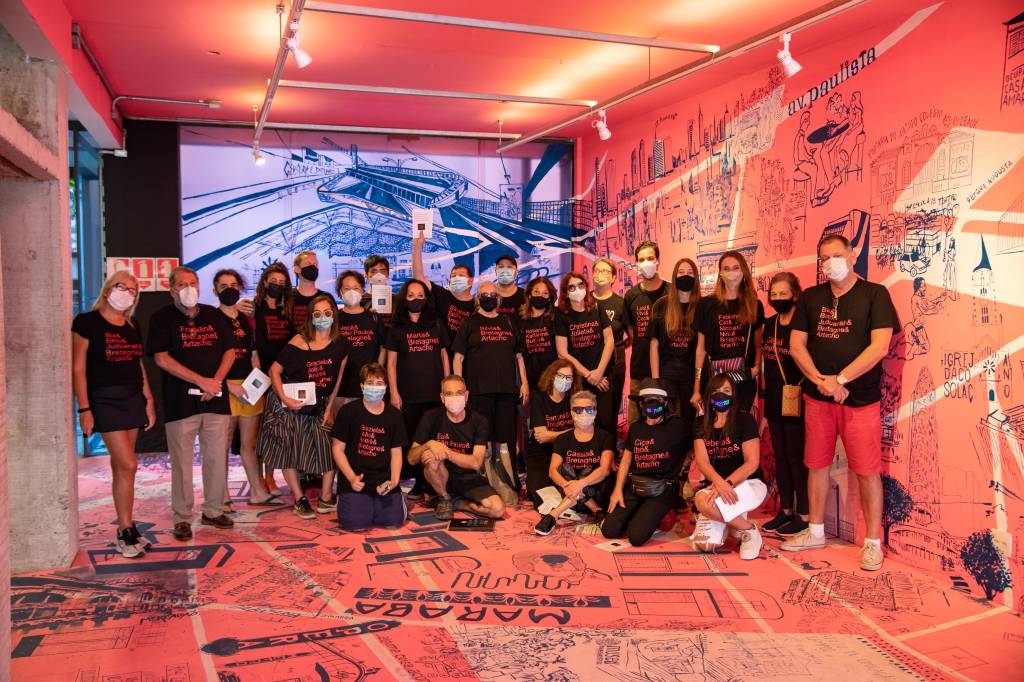 Manifestação Bretagne Imagem mostra cerca de trinta pessoas, todas vestindo camisetas pretas, dentro da Escola da Cidade