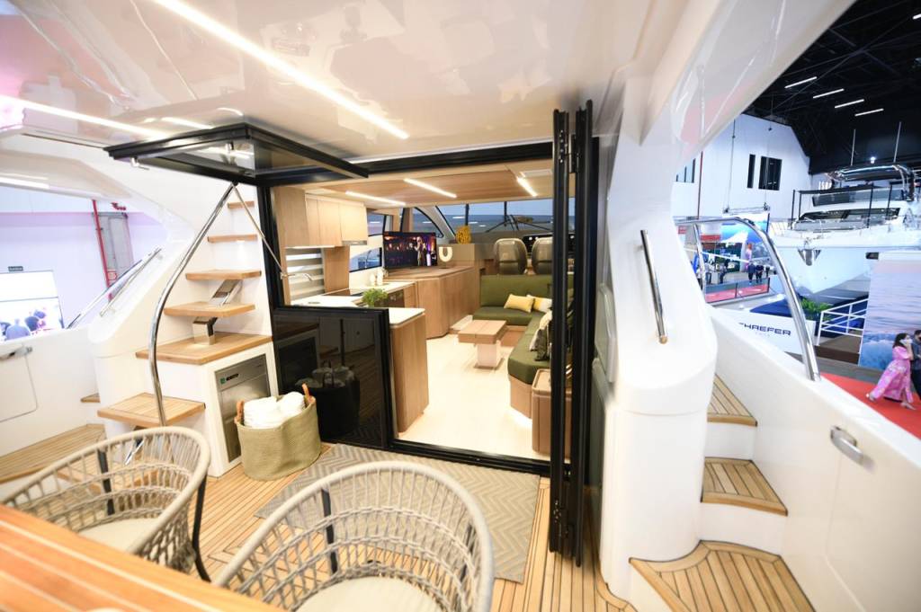 Boat Show (Alexandre Battibugli) (1) Foto exibe interior de lancha com cadeiras, escada e cozinha.