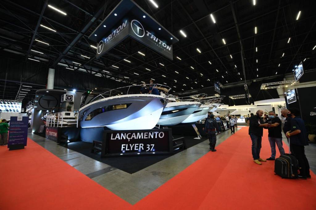 Boat Show (Alexandre Battibugli) (4) Foto exibe lancha com iluminação em galpão de eventos.