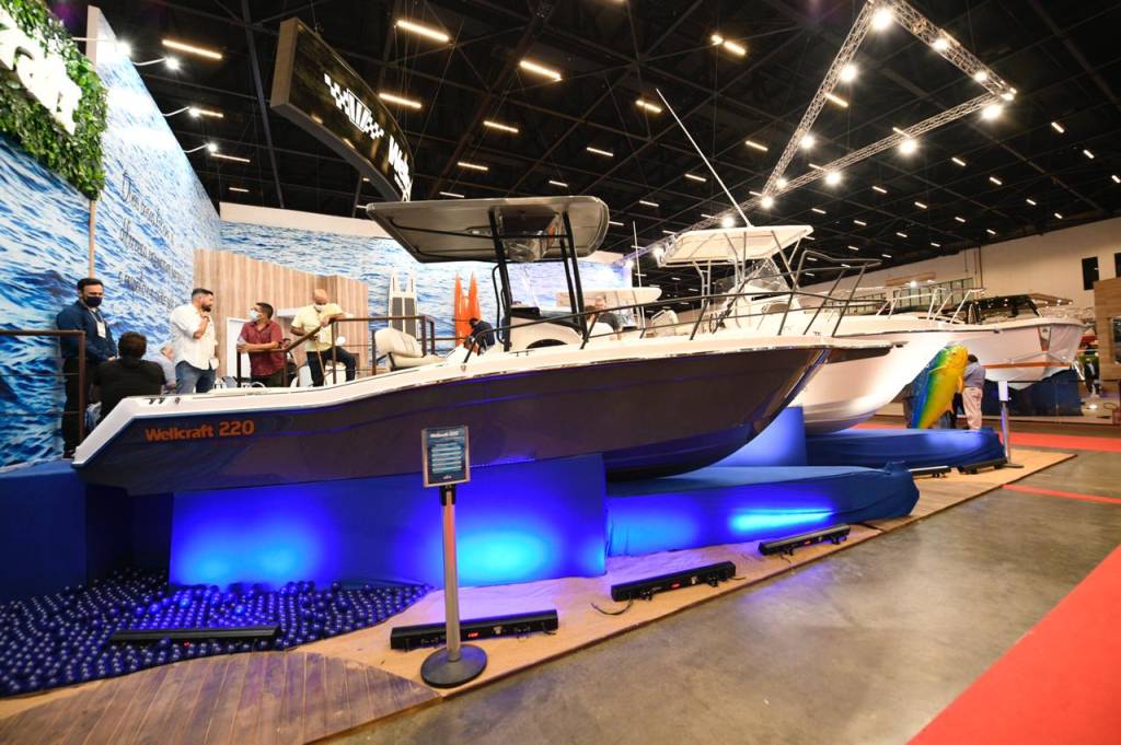 Boat Show (Alexandre Battibugli) (8) Foto exibe lancha com iluminação.