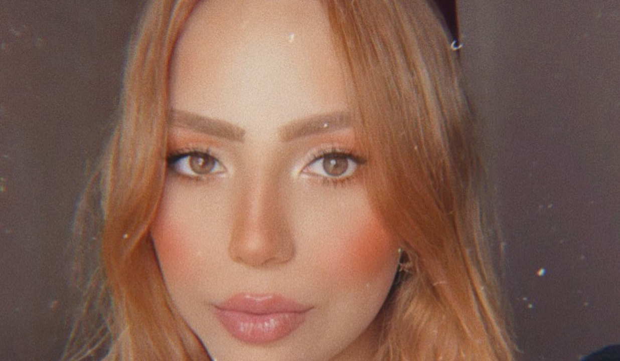 Selfie de mulher de cabelo castanho claro e bochechas rosadas