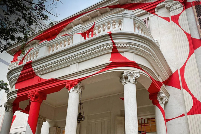 Felice Varini faz intervenção artística em palacete no Higienópolis