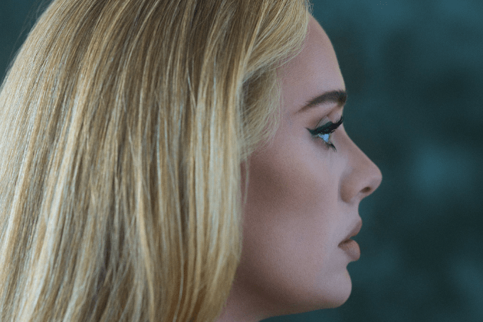 Em novo álbum, Adele chora e mostra conversa com filho sobre divórcio