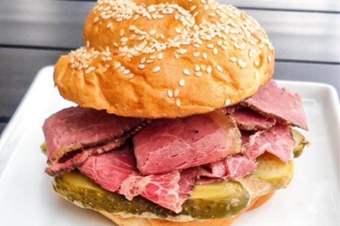 Pastrami: com pepino e mostarda escura na chalá Pastrami: com pepino e mostarda escura na chalá