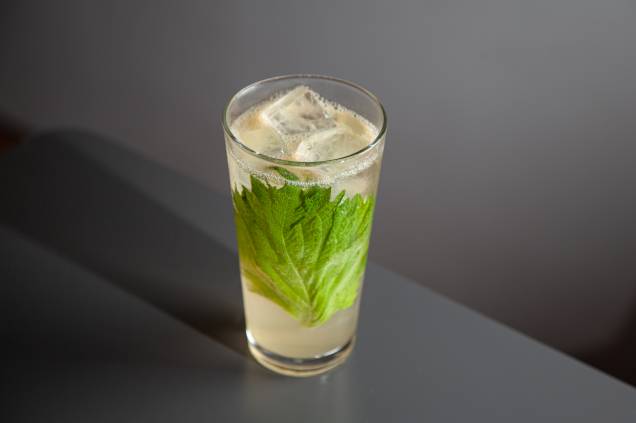 Meron chuhai: de sochu de cevada, melão, shissô e soda Meron chuhai: de sochu de cevada, melão, shissô e soda