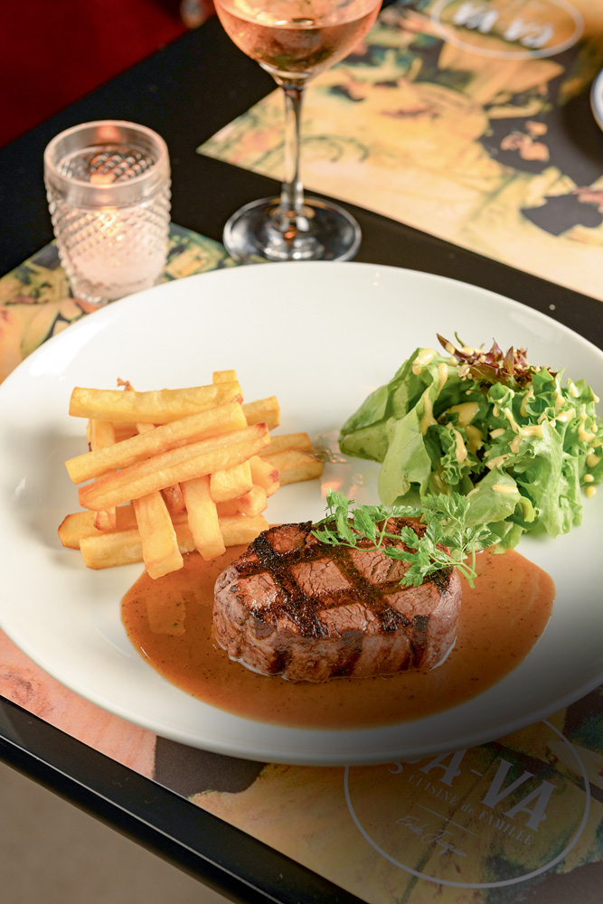 Ça-Va Pedaço de carne com molho, salada e fritas.