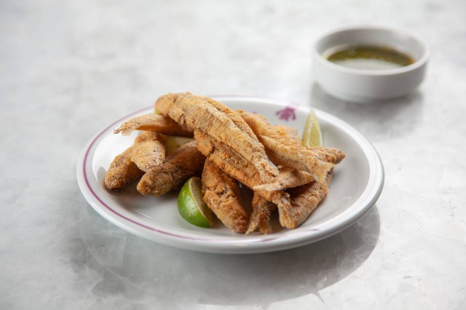 Manjubas fritas: porção com peixe sequinho e saboroso Manjubas fritas: porção com peixe sequinho e saboroso