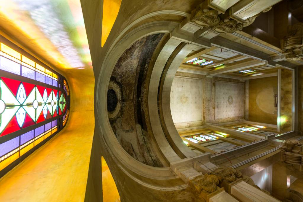 capela santa luzia Imagem mostra interior de igreja, com teto abobadado e vitral