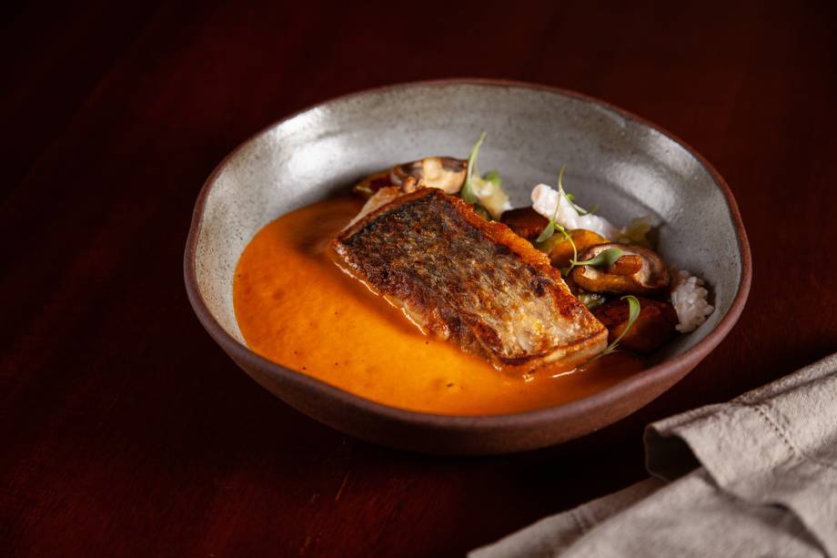 Moqueca baiana: leva peixe na brasa, vinagrete de lula, abóbora-cabotiá e cogumelo shiitake Moqueca baiana: leva peixe na brasa, vinagrete de lula, abóbora-cabotiá e cogumelo shiitake