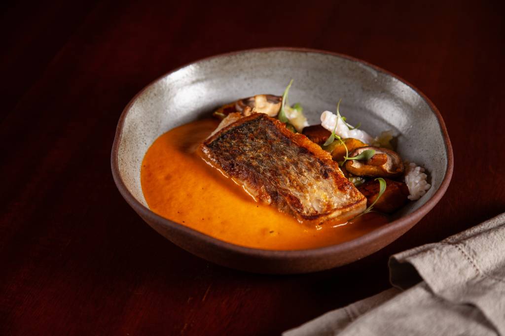 Moqueca baiana: leva peixe na brasa, vinagrete de lula, abóbora-cabotiá e cogumelo shiitake Moqueca baiana: leva peixe na brasa, vinagrete de lula, abóbora-cabotiá e cogumelo shiitake