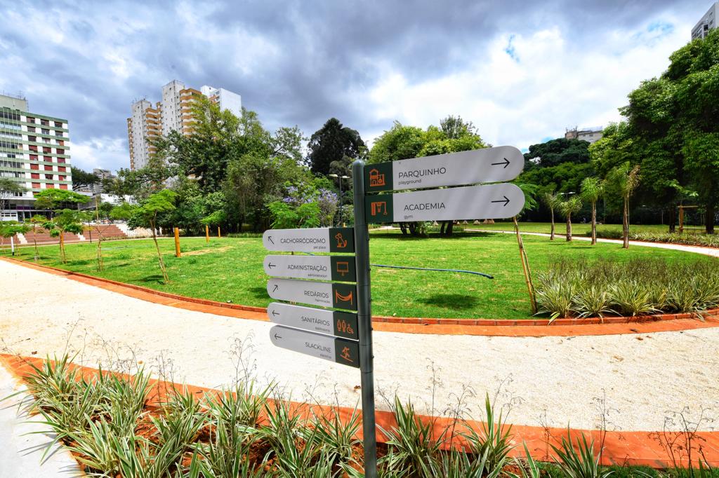 Parque Augusta (Alexandre Battibugli) (1) Placas e gramado no Parque Augusta.