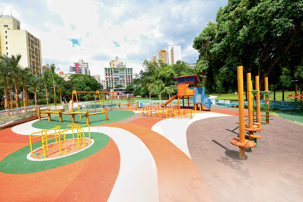 Parque Augusta (Alexandre Battibugli) (3) Chão laranja e branco decora espaço de exercícios com aparelhos na cor amarela em parque.