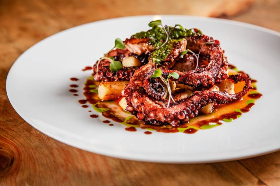 Polvo grelhado: acompanhado por nhoque dourado Polvo grelhado: acompanhado por nhoque dourado