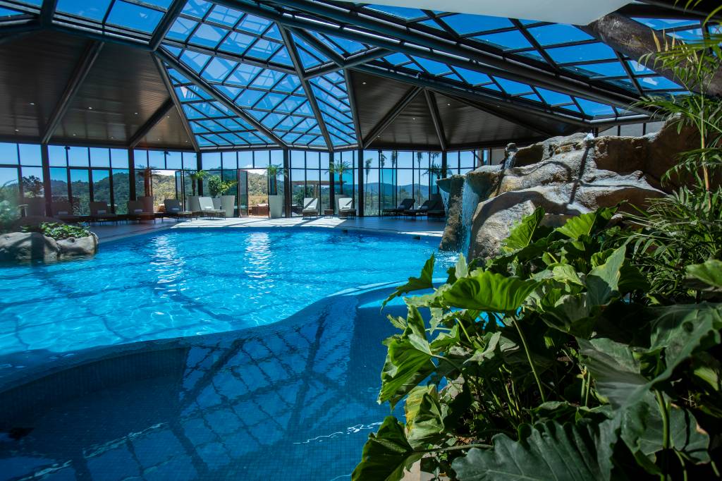 Bendito Cacao Resort & Spa (DIVULGAÇÃO) (5) Piscina com área verde à direita e cúpula envidraçada.