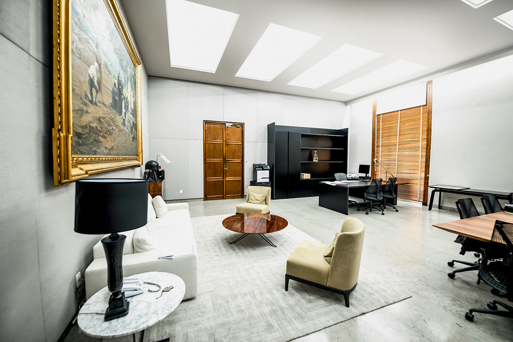 SALABRUNO_2.JPG Uma sala é o gabinete dos prefeitos de São Paulo. É cinza, tem um grande quadro na parede, poltronas, armários, tapete e mesa com computador