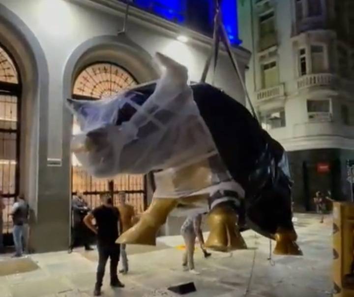 Veja vídeo do momento em que o touro dourado é retirado da rua