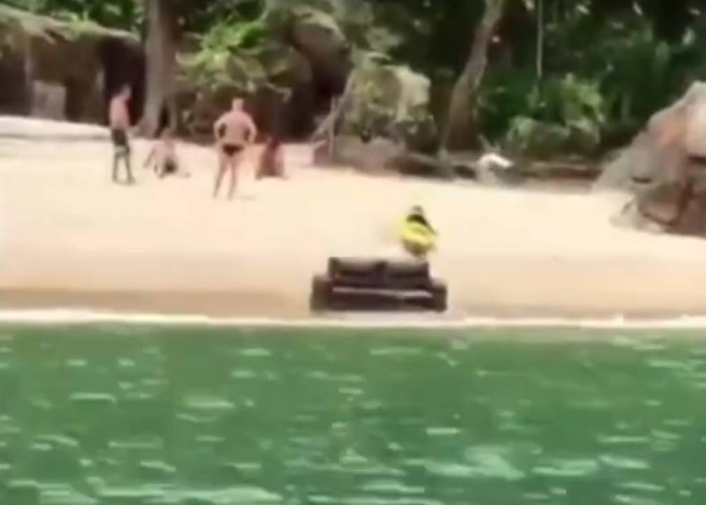 Sofá aparece no meio de praia isolada do Guarujá e intriga banhistas
