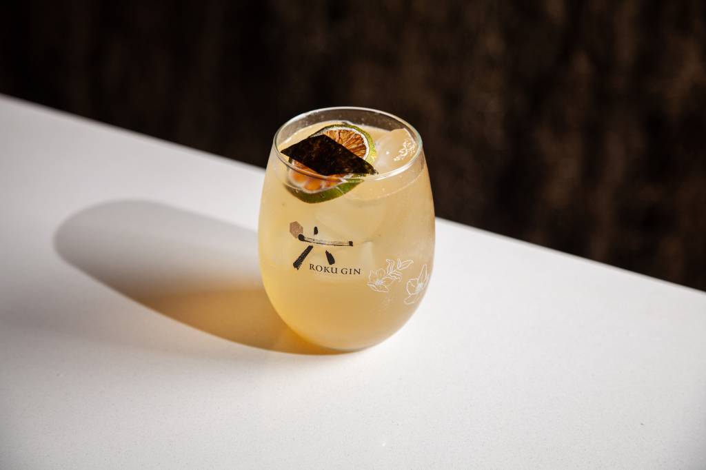 The old highland: uísque, cordial de gengibre, tônica e manjericão