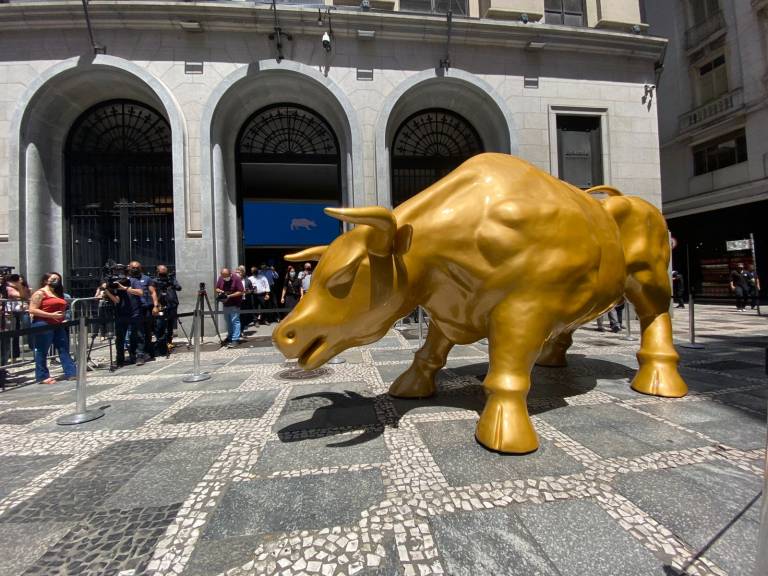 Os detalhes do touro dourado instalado em frente à Bolsa de Valores