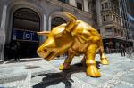 A imagem mostra o touro dourado instalado em frente à Bolsa de Valores de São Paulo