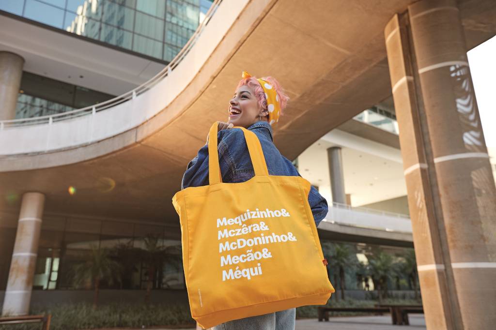 UseMequi3 A imagem mostra uma mulher com uma ecobag com as frases: Mequizinho, Mcmêra, mcdoninho, mecão e méqui