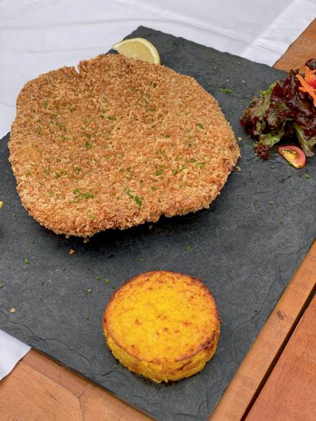 Milanesa de filé-mignon de porco: acompanhado de muffin de milho doce e saladinha Milanesa de filé-mignon de porco: acompanhado de muffin de milho doce e saladinha