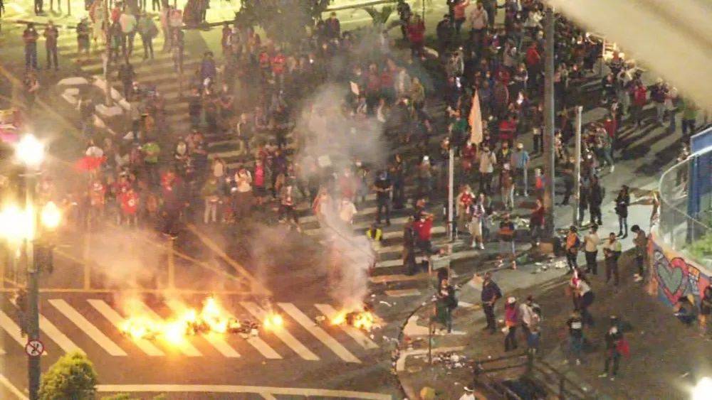 Protesto contra a reforma da previdência tem confronto com a polícia