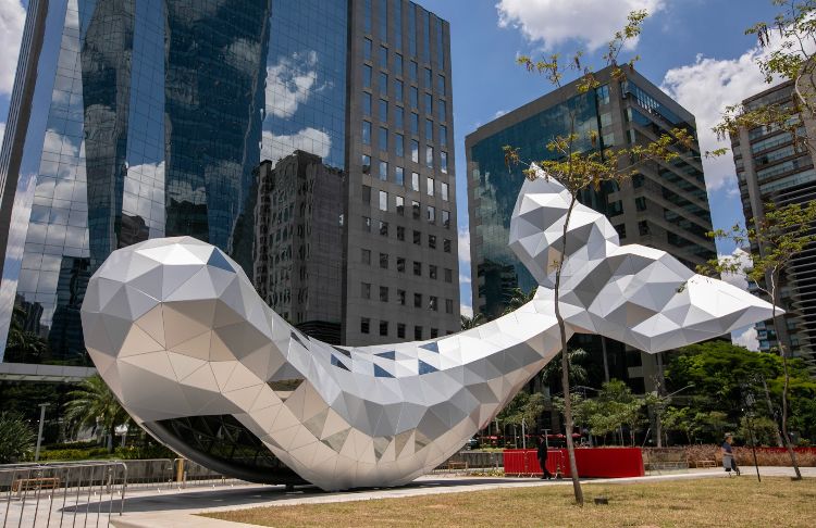 Imagem mostra baleia de 20 metros de comprimento instalada na frente de prédio, ao lado de gramado, na Avenida Brigadeiro Faria Lima
