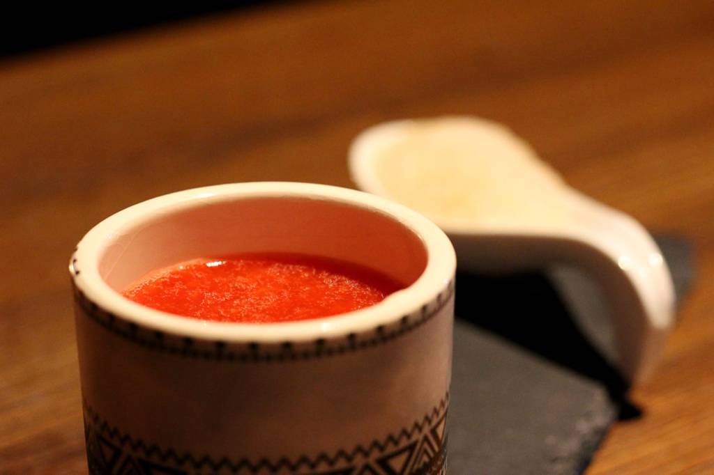 Mundibar Coquetel vermelho com colher de sorbet ao fundo