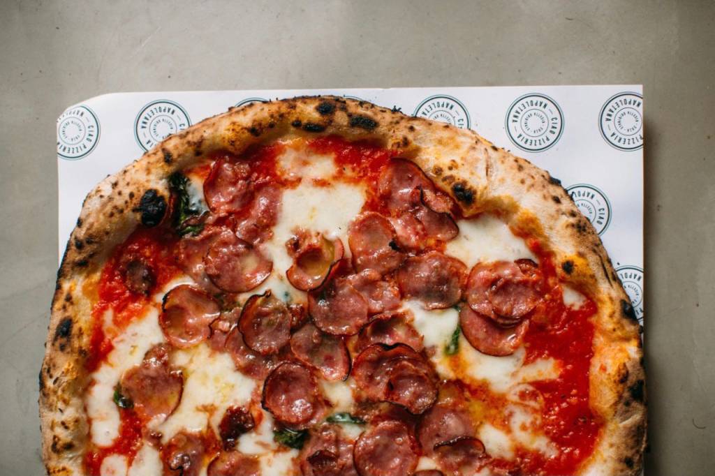 Ciao Pizzeria Napoletana Foto de uma metade de uma pizza tirada a partir de uma visão superior