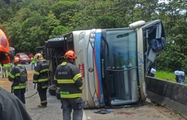 “Eu tô sem chão, não sei o que fazer”, diz motorista de ônibus que tombou