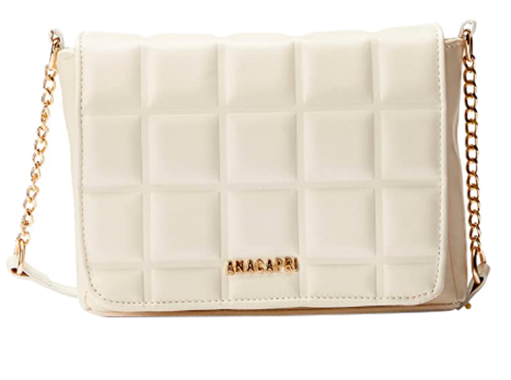 anacapri bolsa.png Uma bolsa com estofado almofadado branca e com o pingente dourado escrito