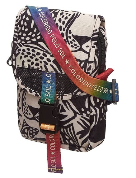 bolsa fervo farm Uma bolsa pequena tem fundo preto e branco com desenhos abstratos, são pontinhos, formas etc. A alça é toda colorida