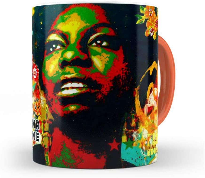 caneca nina simone Uma caneca estampa o rosto da Nina Simone. Está com cores bem saturadas, ressaltando o verde e vermelho